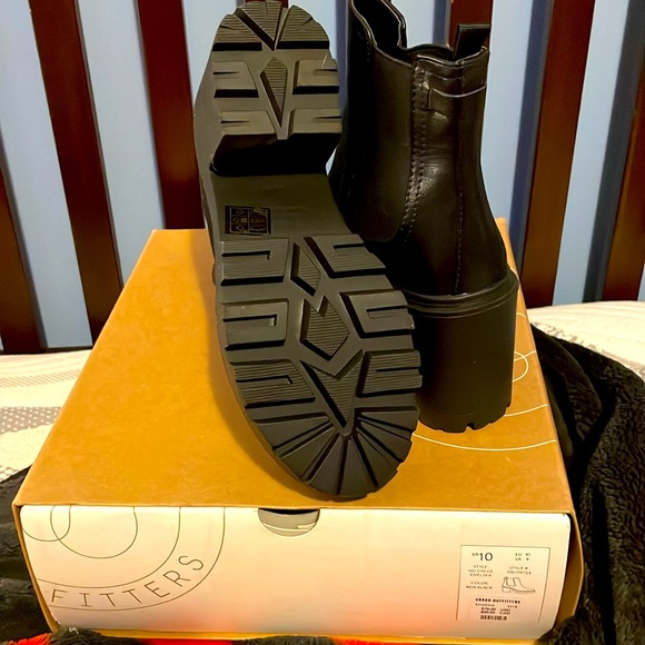 UO Chloe Chelsea Boot - Picture 3 of 4